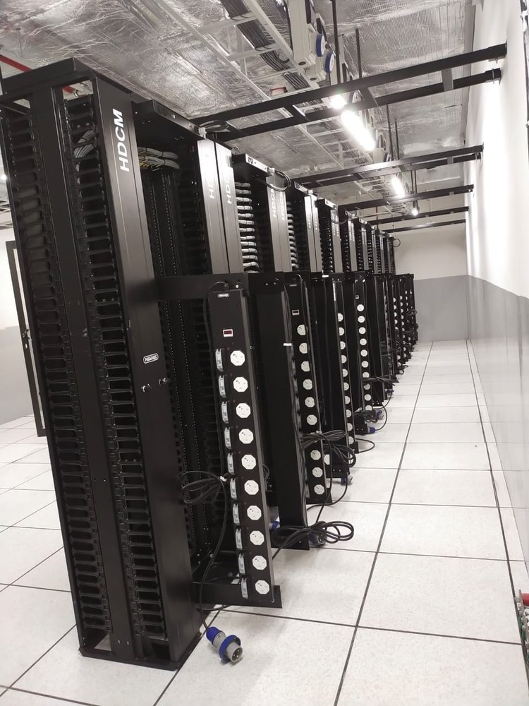 10 Socket Vertical Rack PDU with 16A MCB view 3