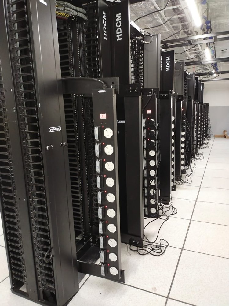 10 Socket Vertical Rack PDU with 16A MCB view 2